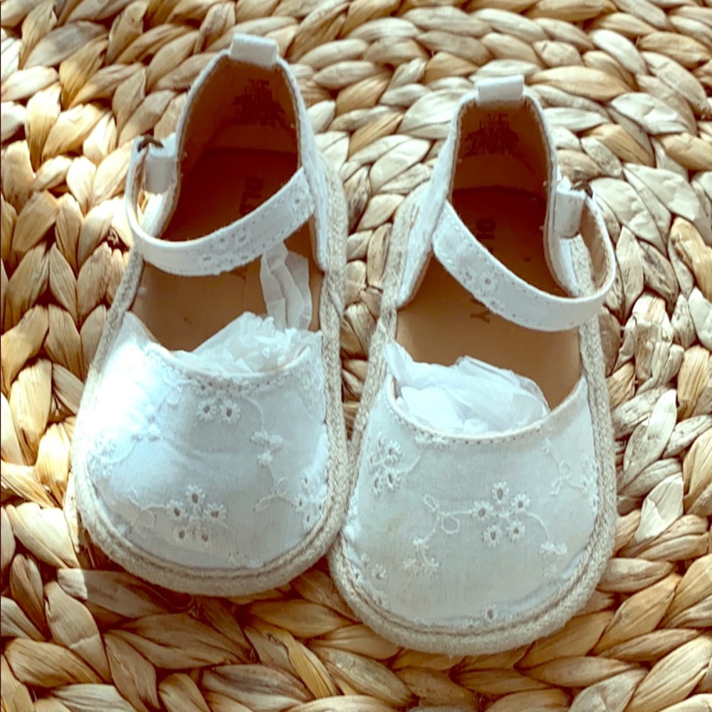 Old navy - white eyelet fabric shoes